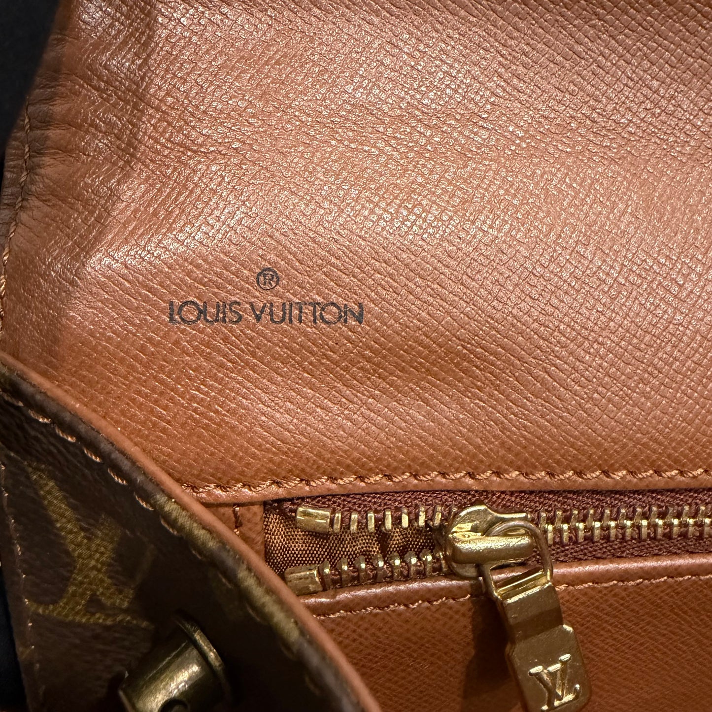 #8243 LOUIS VUITTON Monogram Dame 26 with Removable Chain