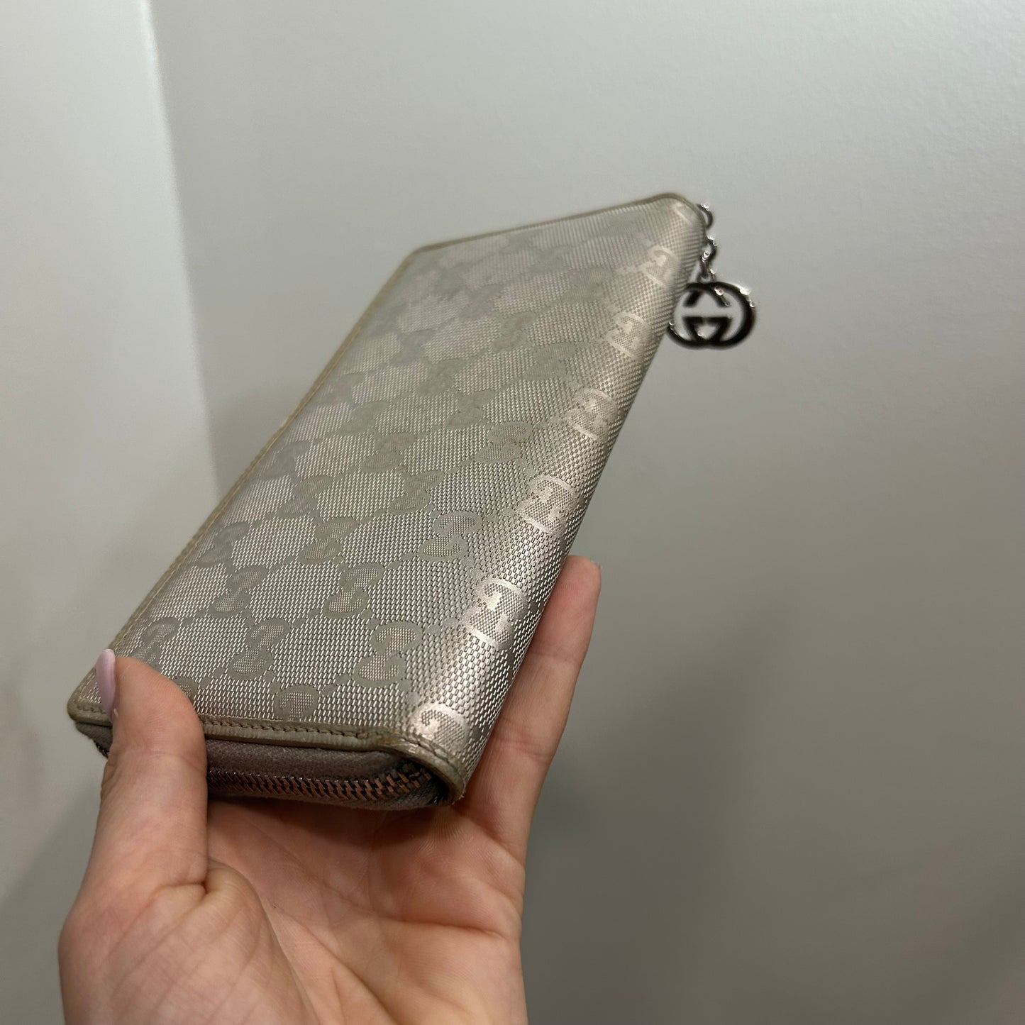 #207 GUCCI  Zip Wallet