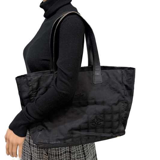 1215-01 CHANEL Black Ligne Tote