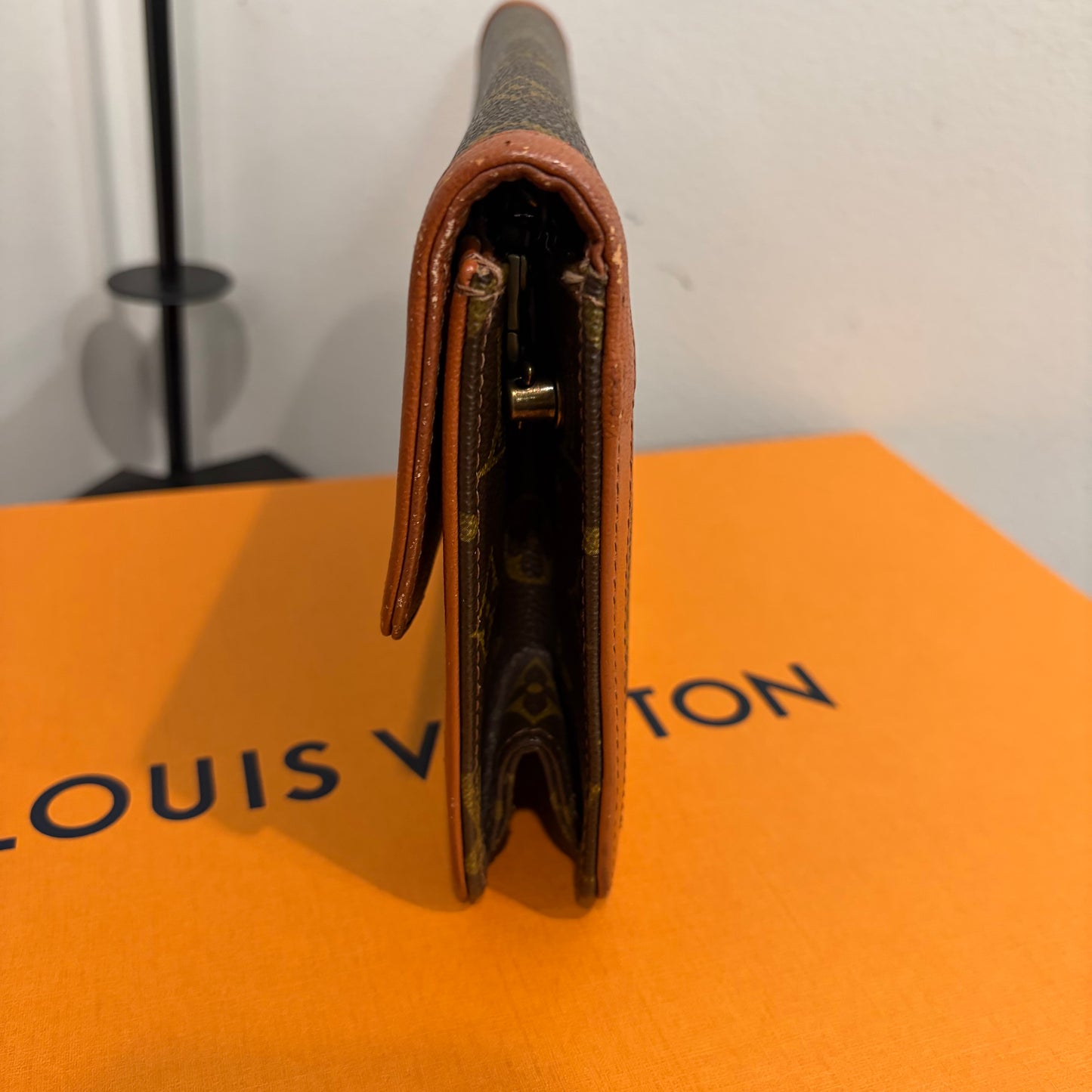 #8242 LOUIS VUITTON Monogram Dame 26 with Removable Chain