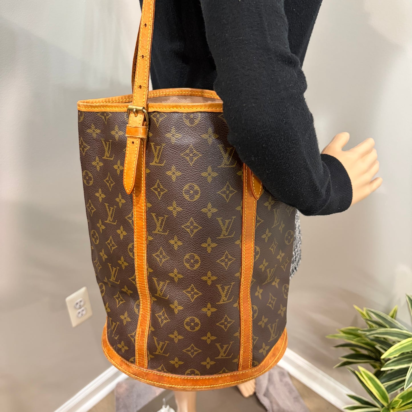 #8202 LOUIS VUITTON Monogram Bucket GM