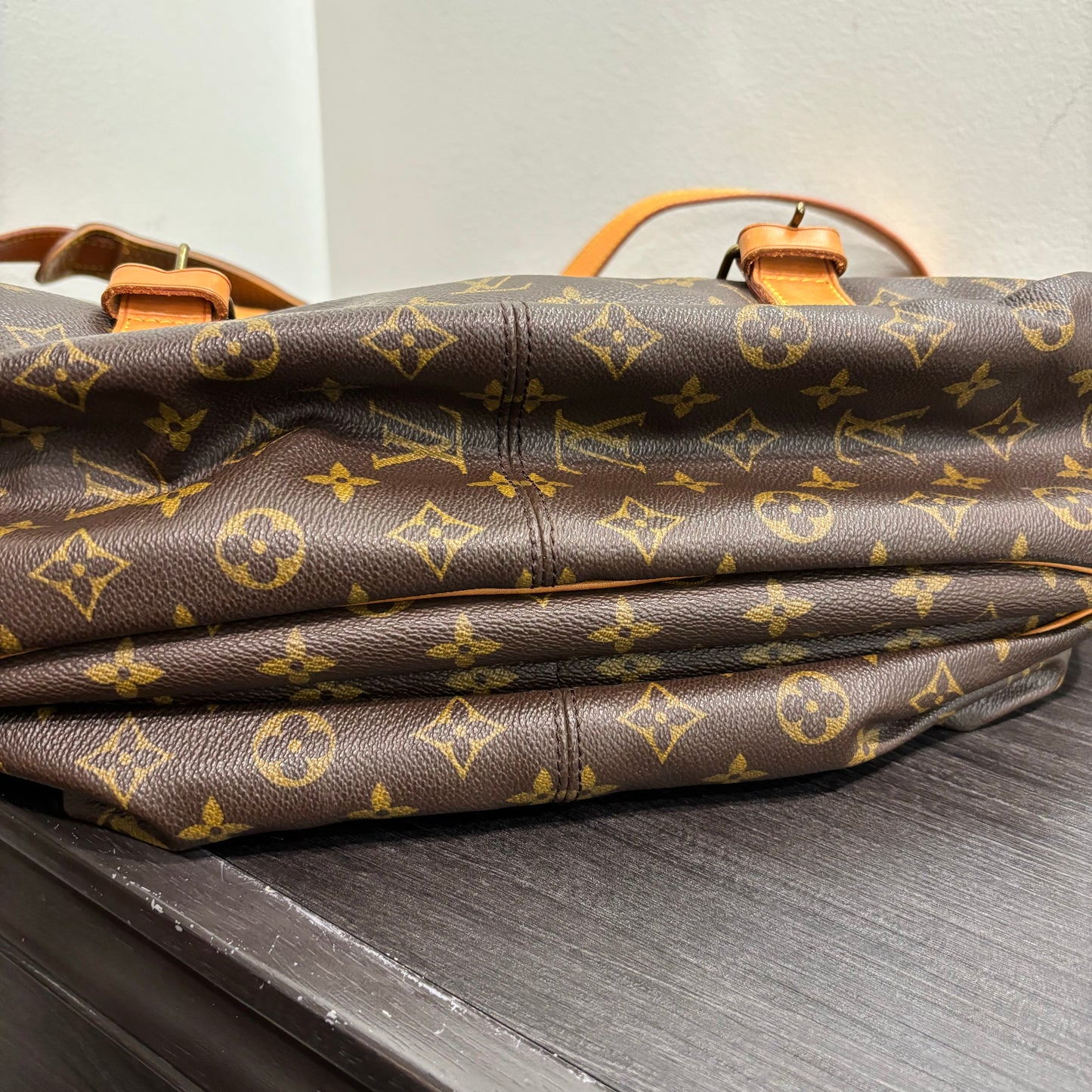 #320 LOUIS VUITTON Saumur 43