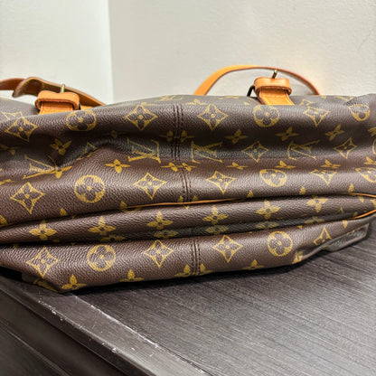#320 LOUIS VUITTON Saumur 43