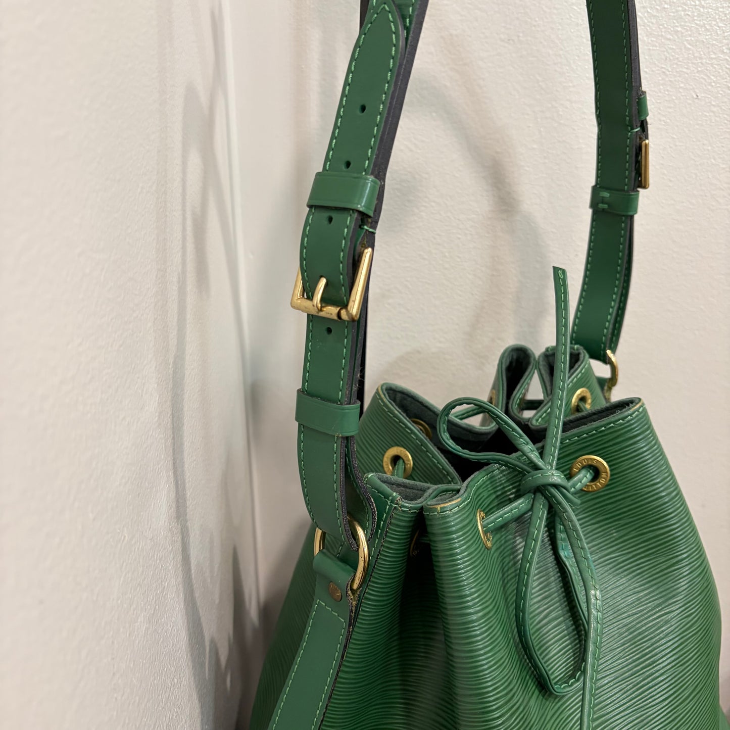 #8257 LOUIS VUITTON Green Petit Noe