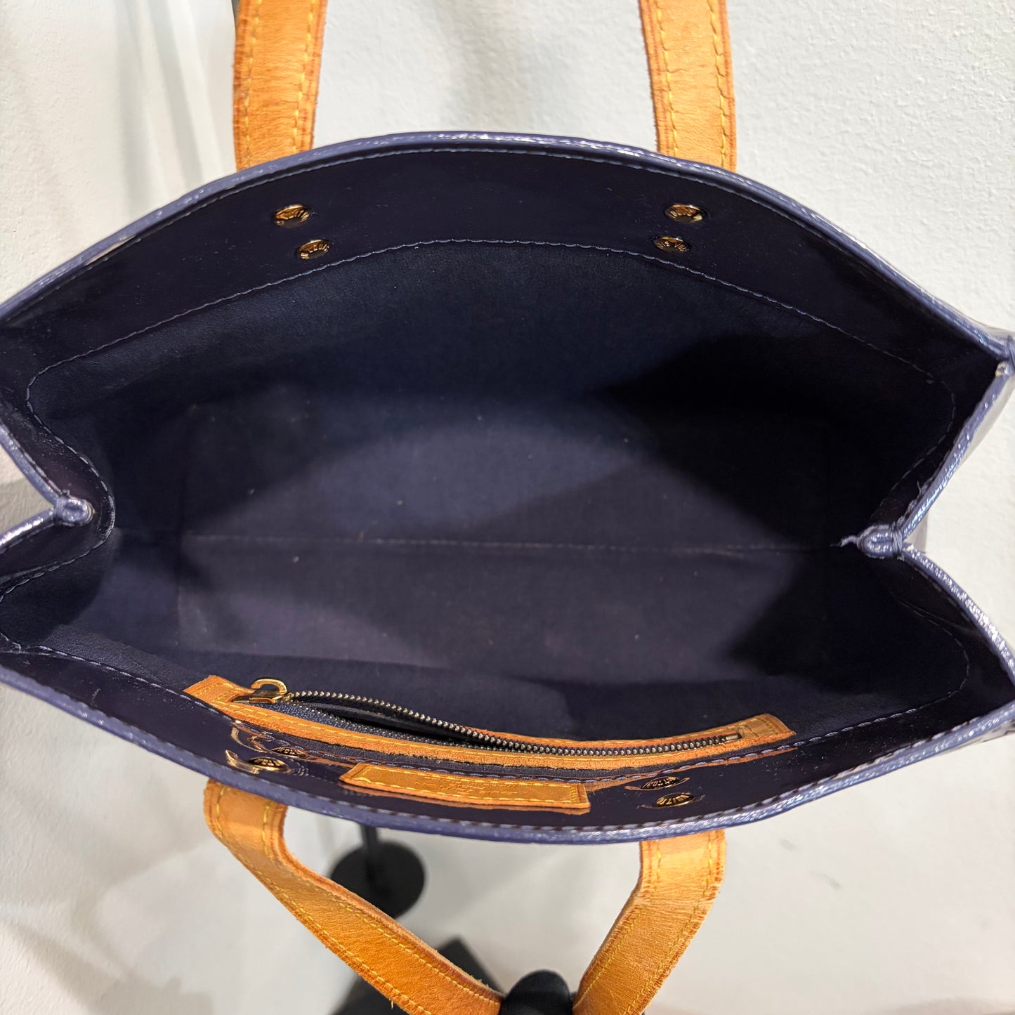 #8251 LOUIS VUITTON Purple Vernis Reade PM