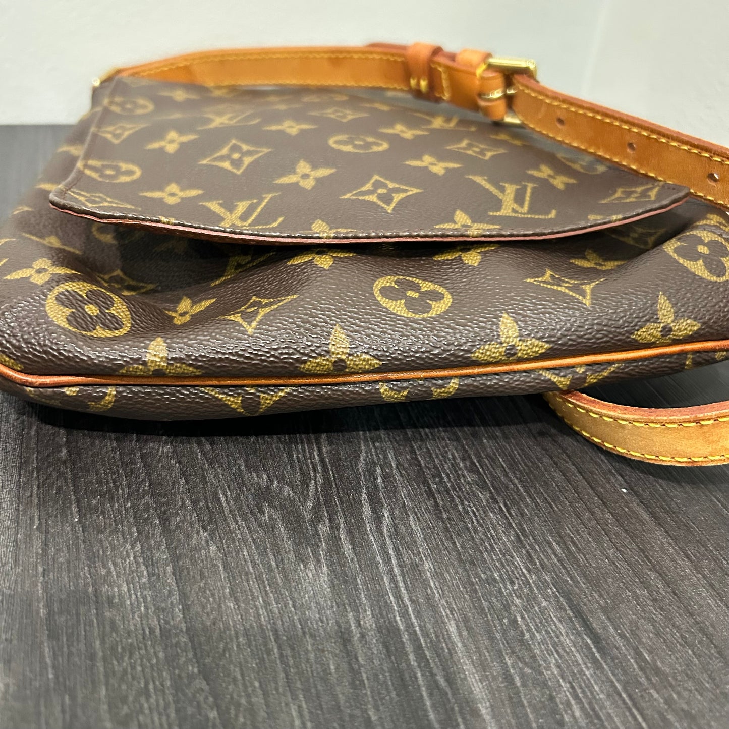 #724 LOUIS VUITTON Musette Salsa