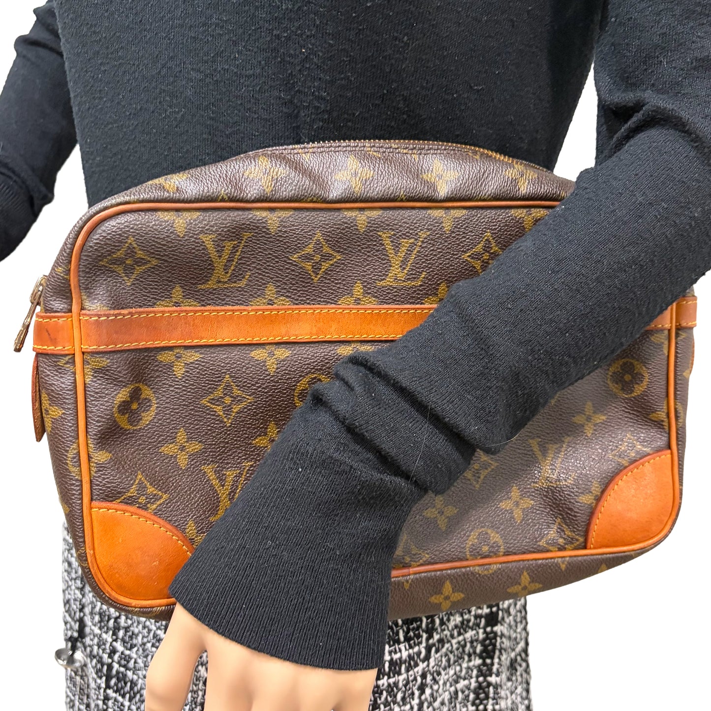 BF-06 LOUIS VUITTON Clutch