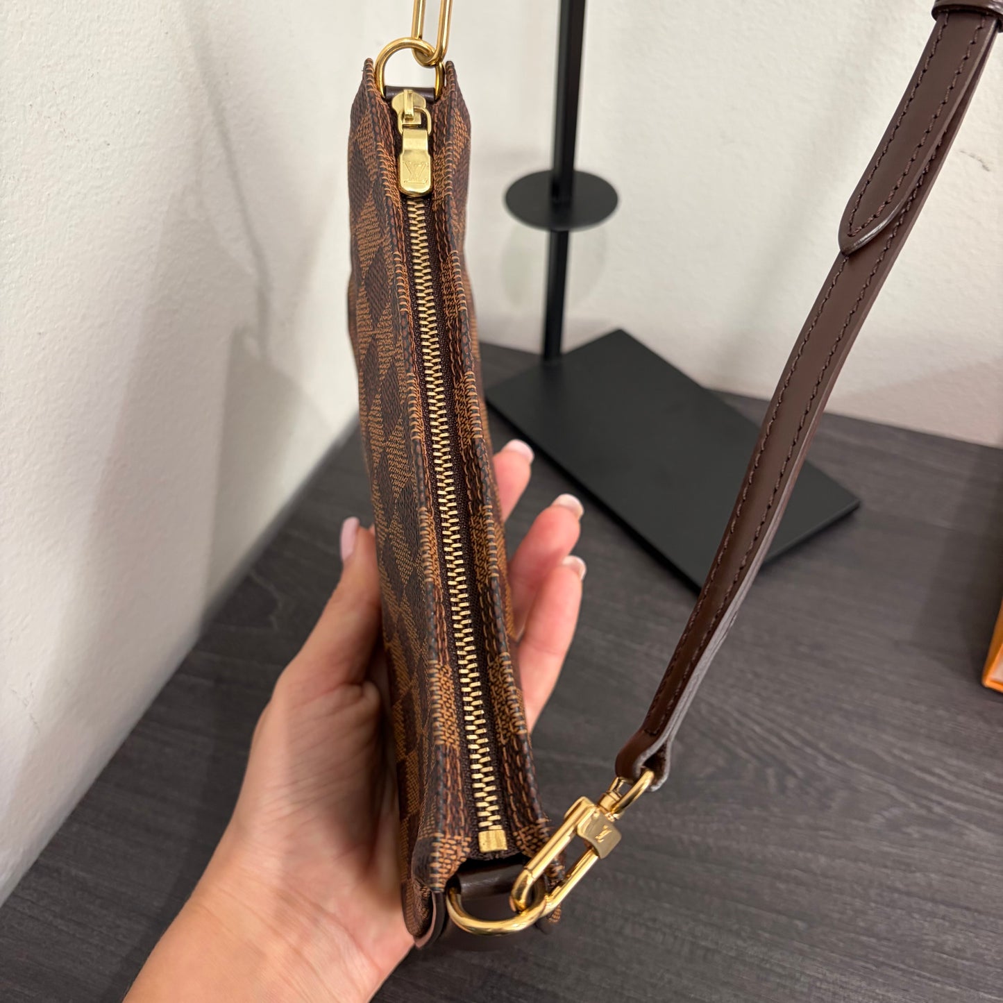 #8206 LOUIS VUITTON Damier Crossbody