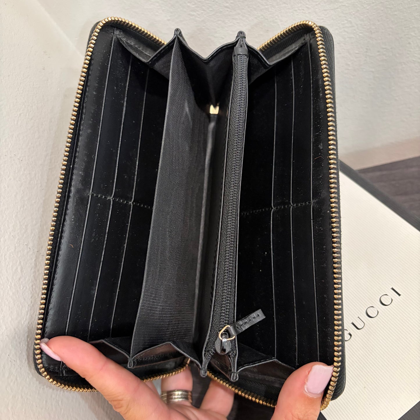 #3233 GUCCI Black Zip Wallet