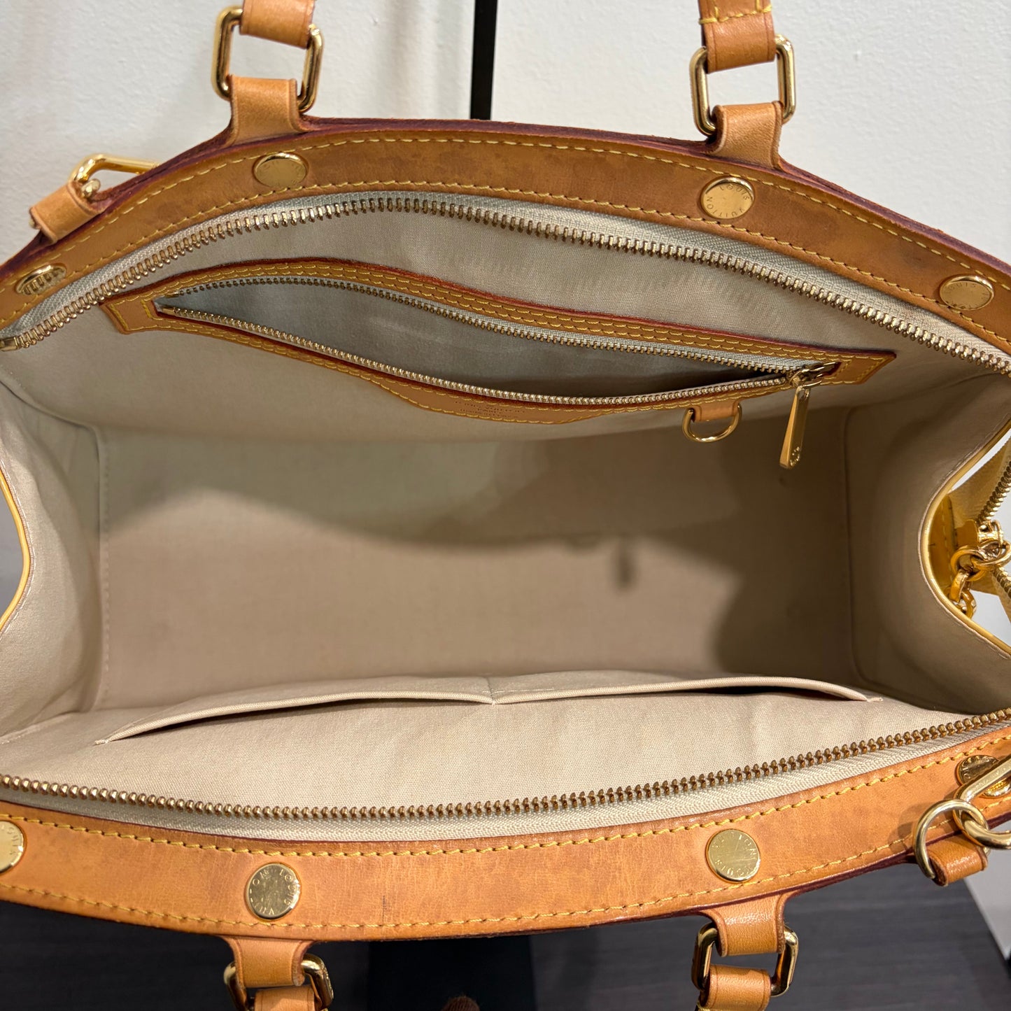 8857 LOUIS VUITTON Yellow Vernis Brea MM