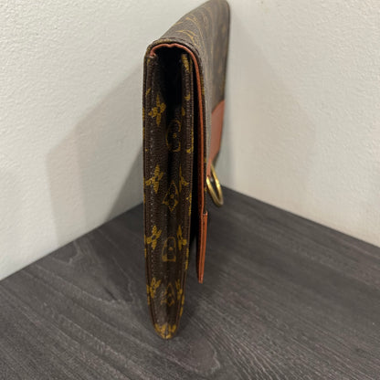 1072 LOUIS VUITTON Clutch