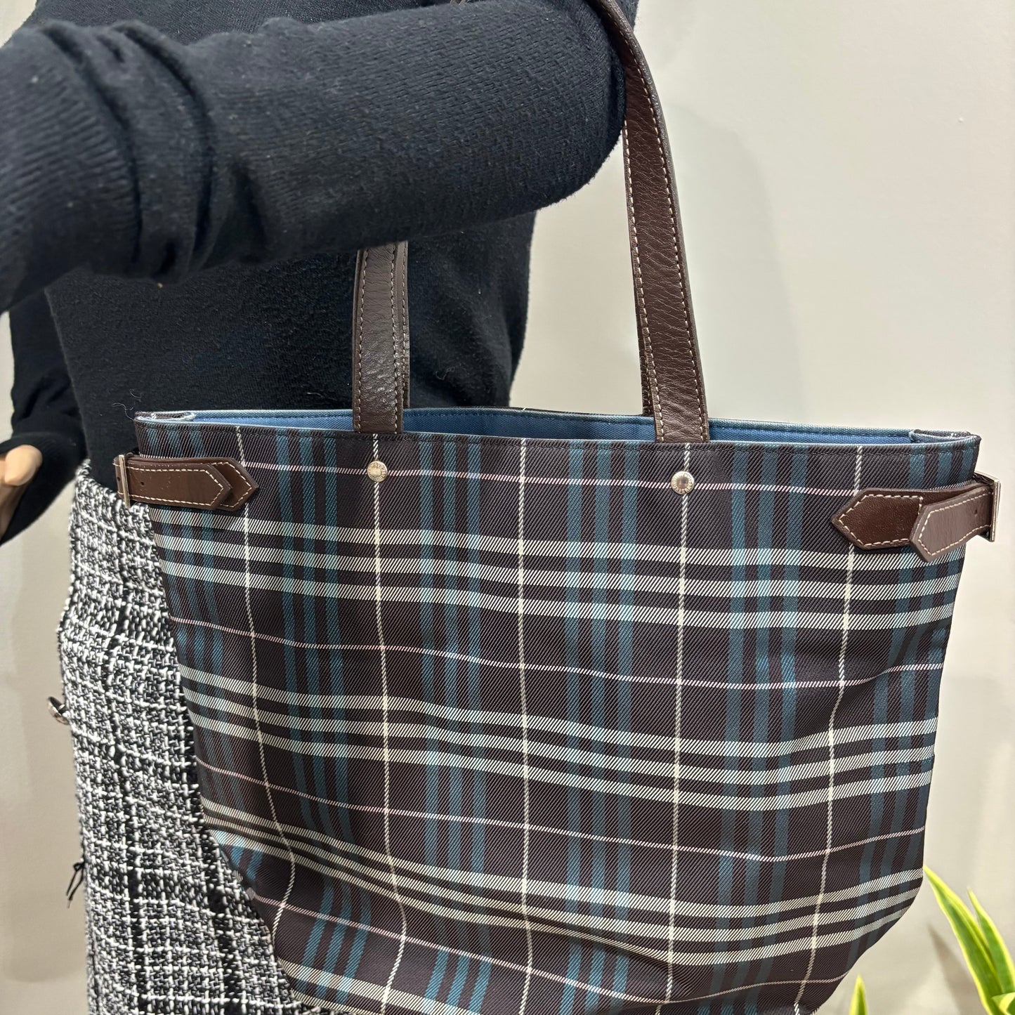 8889 BURBERRY Tote
