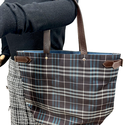 8889 BURBERRY Tote