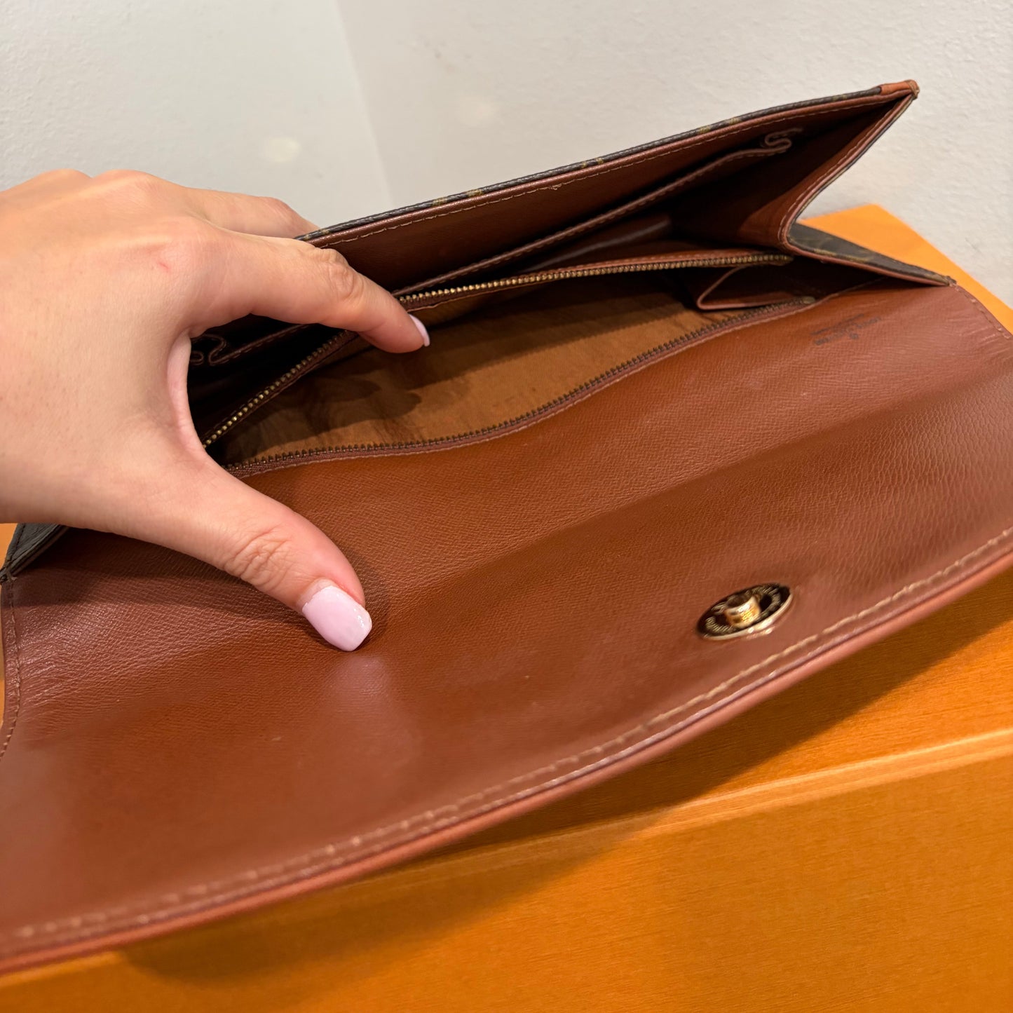 #1101-08 LOUIS VUITTON Monogram Dame 28 with Removable Chain