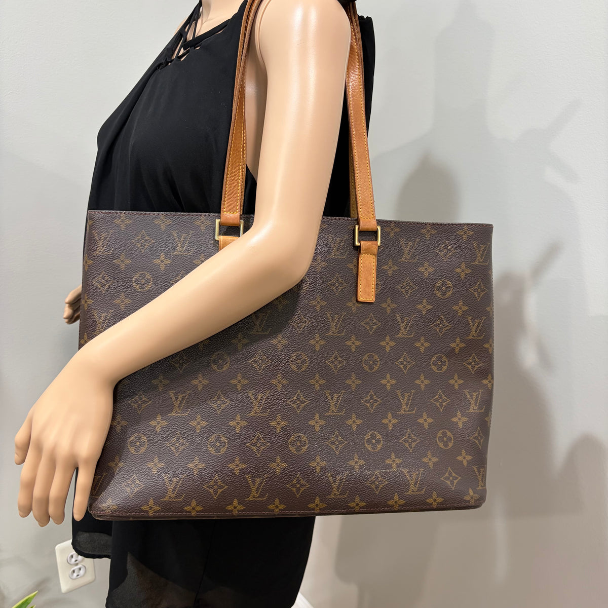 LOUIS VUITTON Luco Tote(Oct 31)