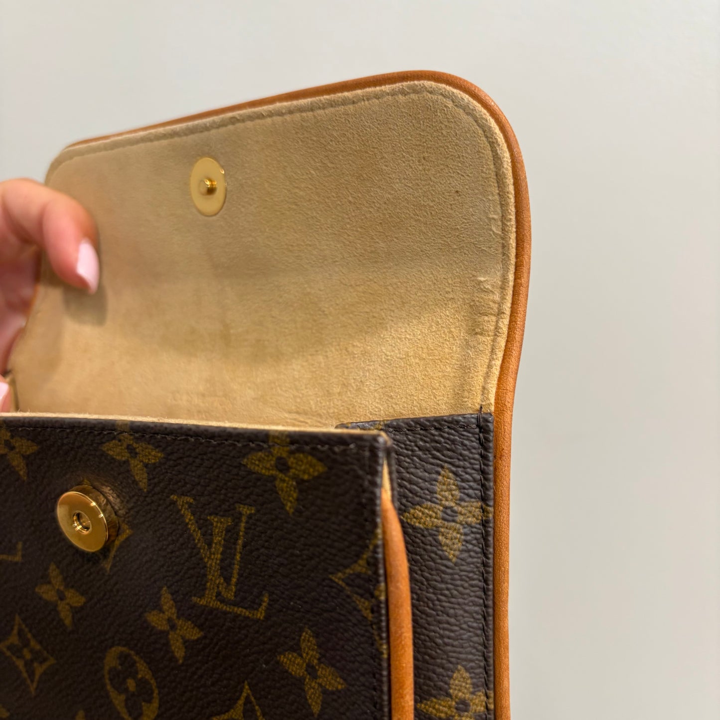 #3212 LOUIS VUITTON Monogram Pochette
