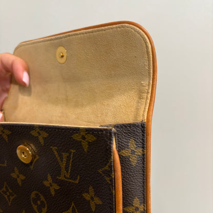 #3212 LOUIS VUITTON Monogram Pochette