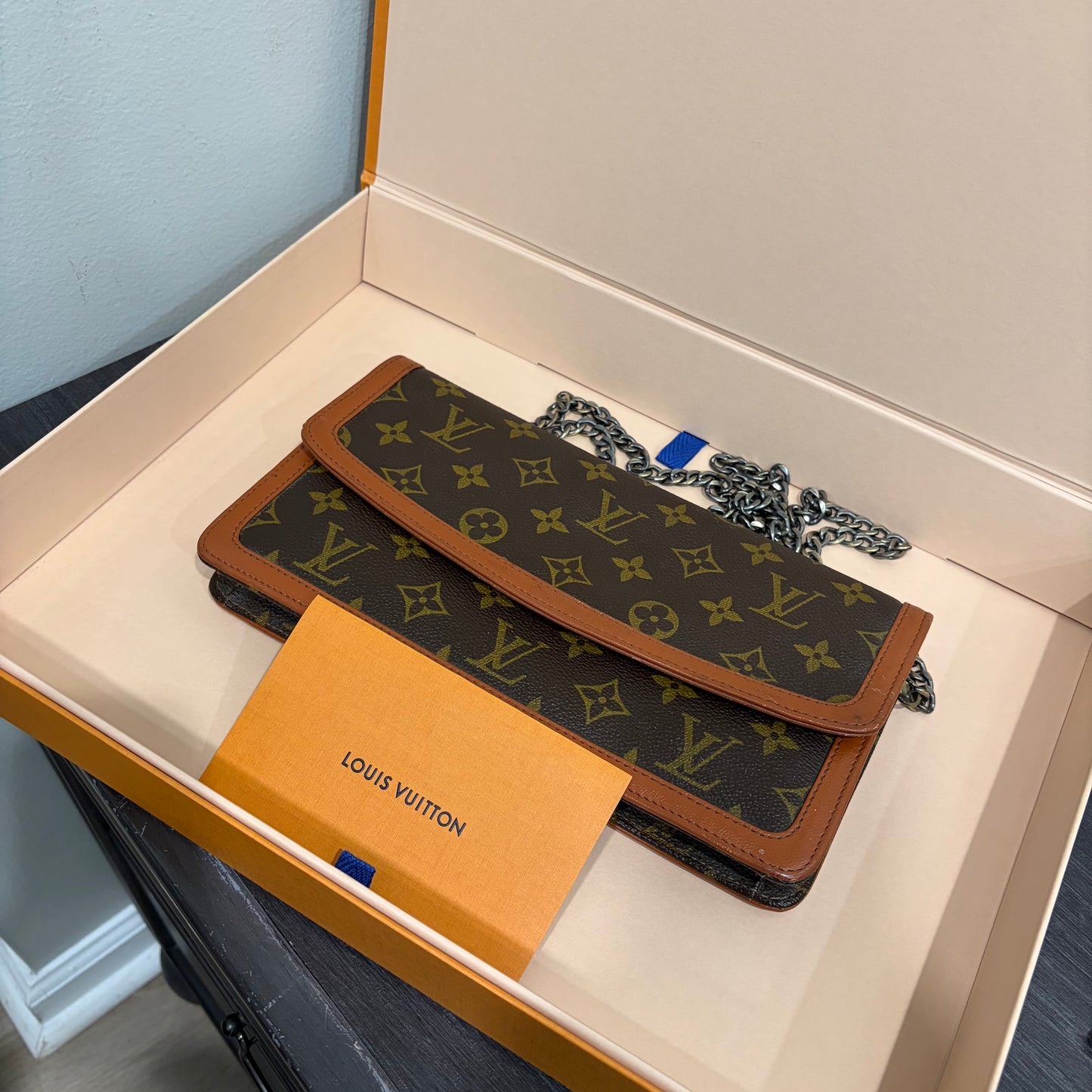#8242 LOUIS VUITTON Monogram Dame 26 with Removable Chain
