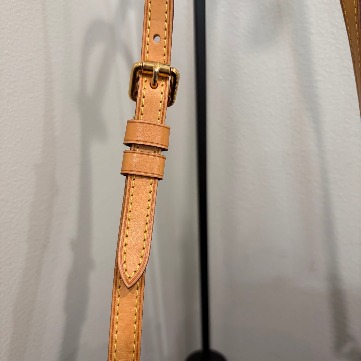 #8241 LOUIS VUITTON Amarante  Vernis Brea MM