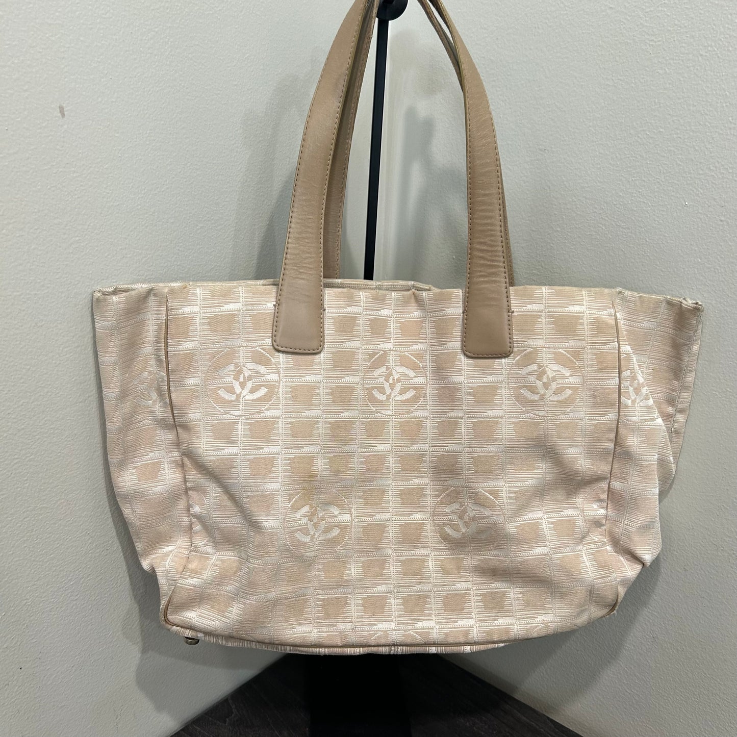 1053 CHANEL Travel Ligne Tote Neutral