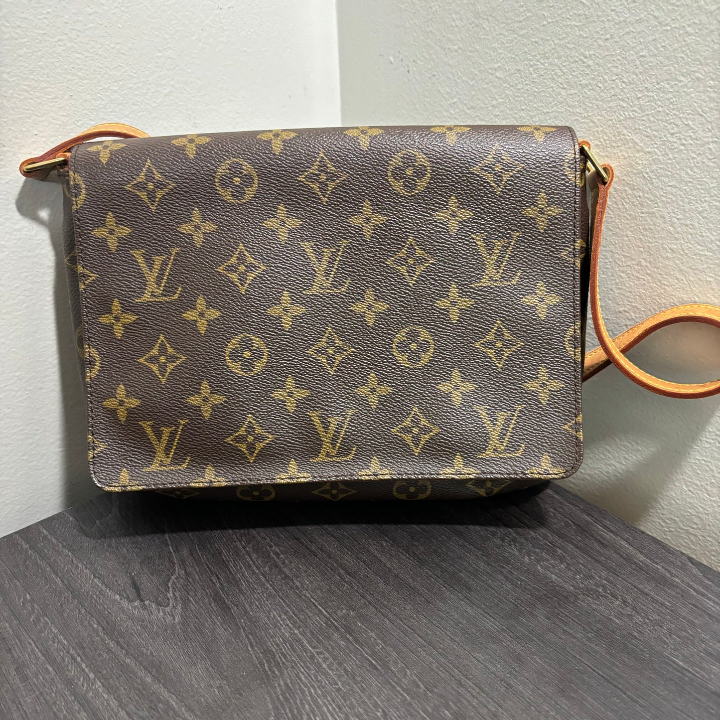 #226 LOUIS VUITTON Musette Tango Short