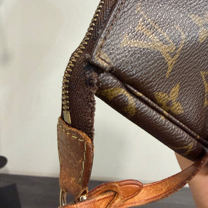 8912 LOUIS VUITTON Monogram Pochette
