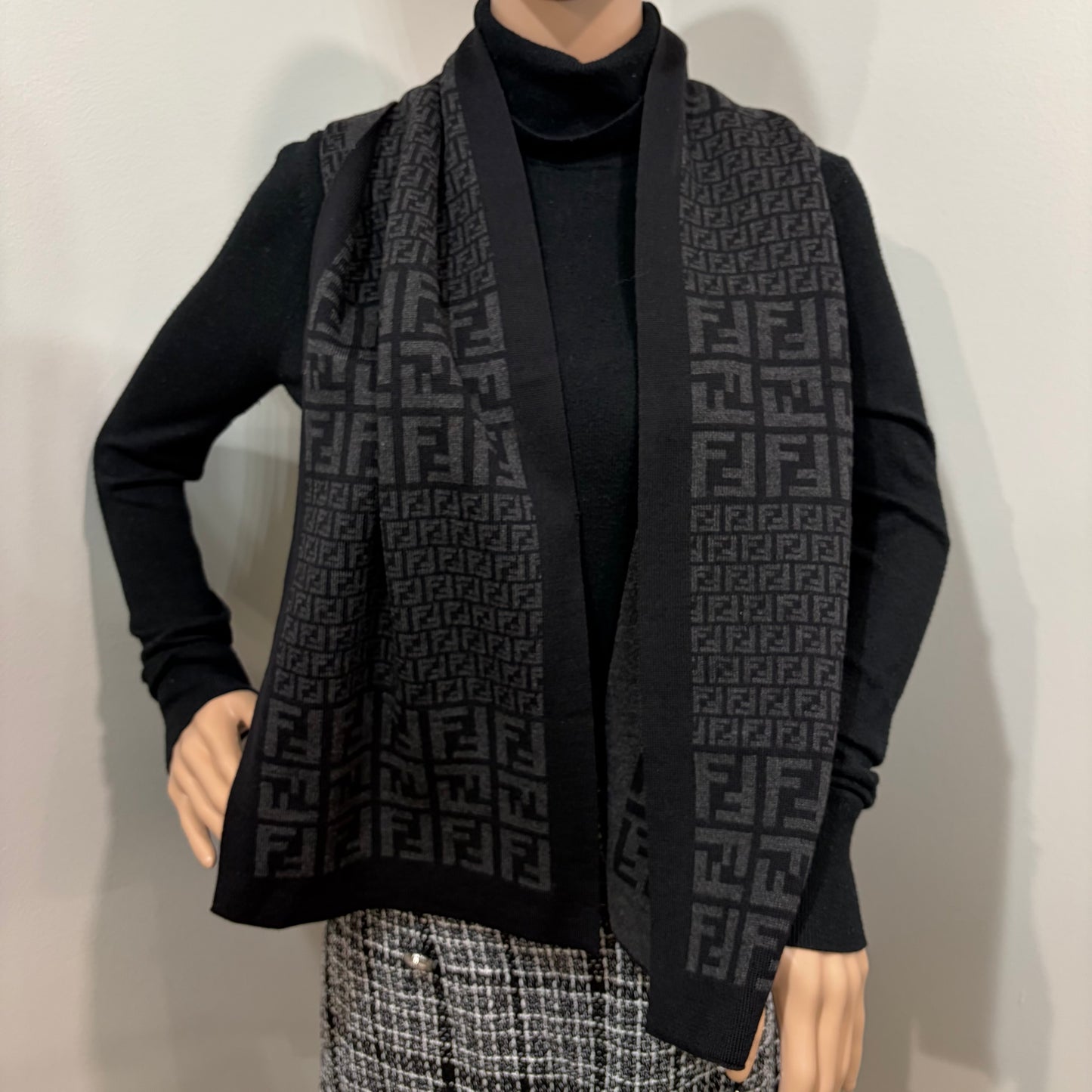 8834 FENDI Black Scarf