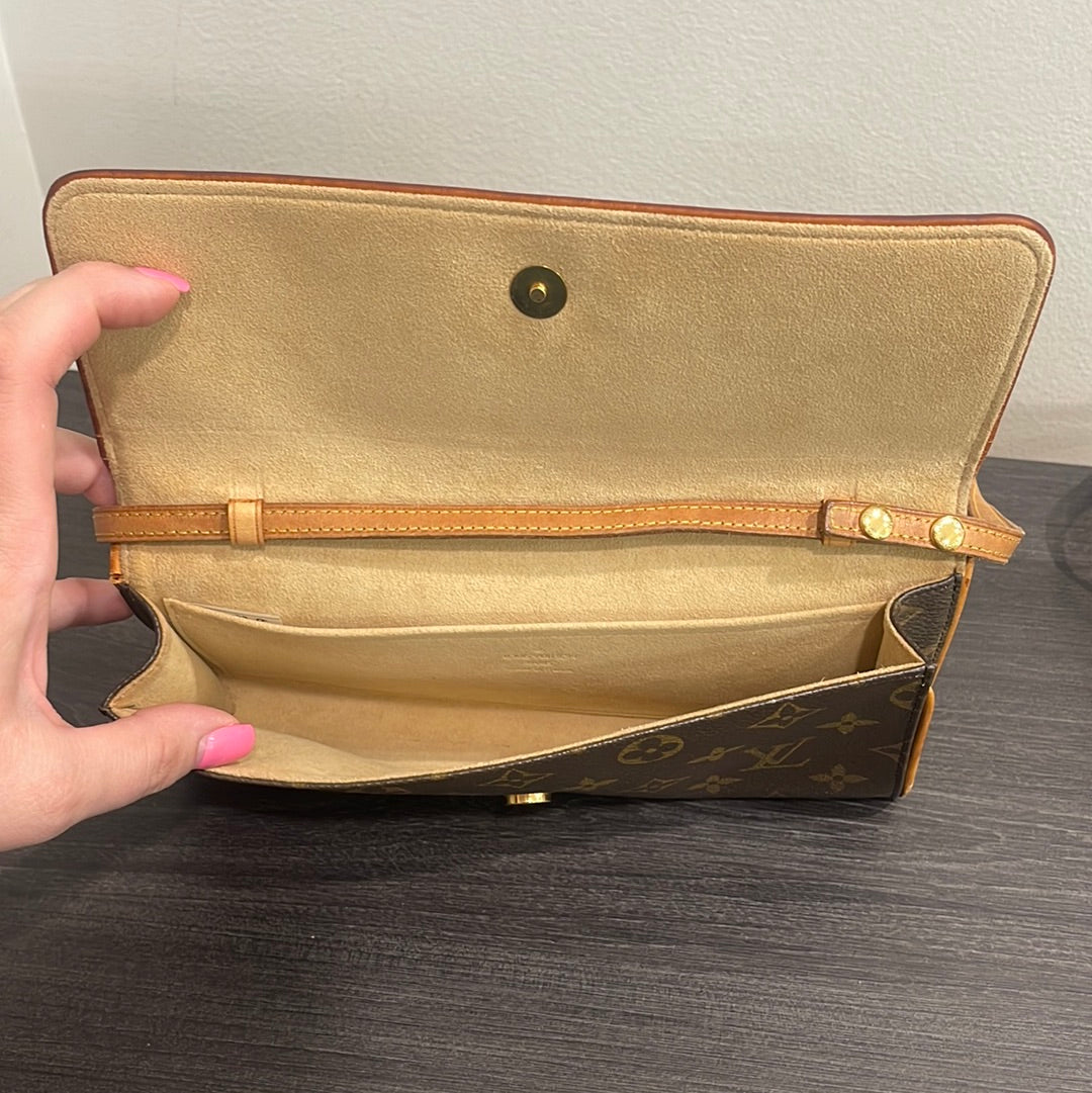 SOLD! Louis Vuitton Pochette