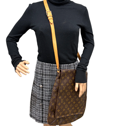 #8261 LOUIS VUITTON Musette GM