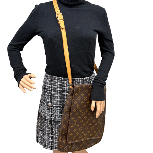 #8261 LOUIS VUITTON Musette GM