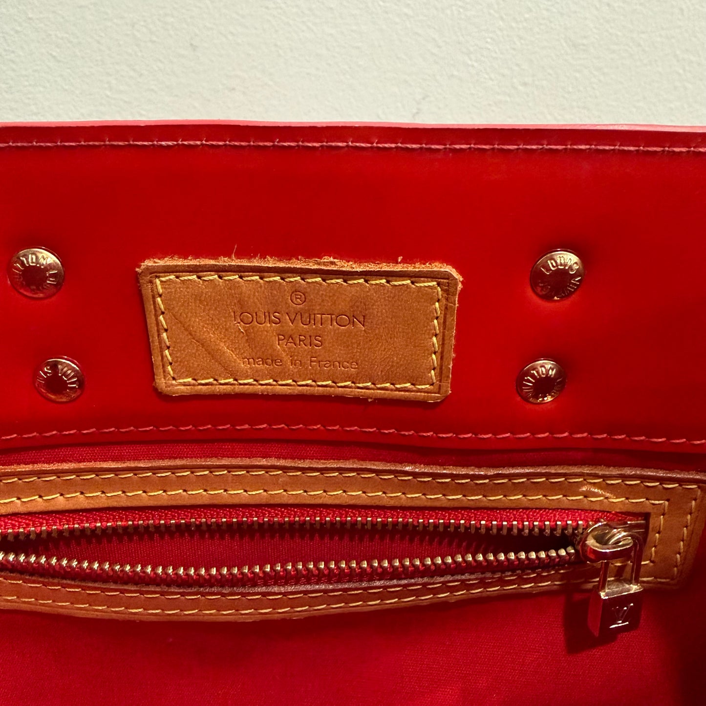 #9104 LOUIS VUITTON Red Vernis Reade PM