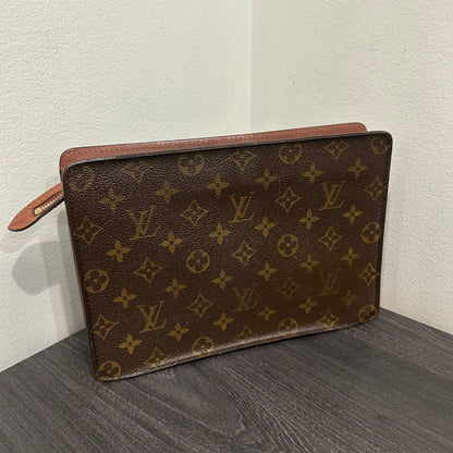 1073 LOUIS VUITTON Pouch