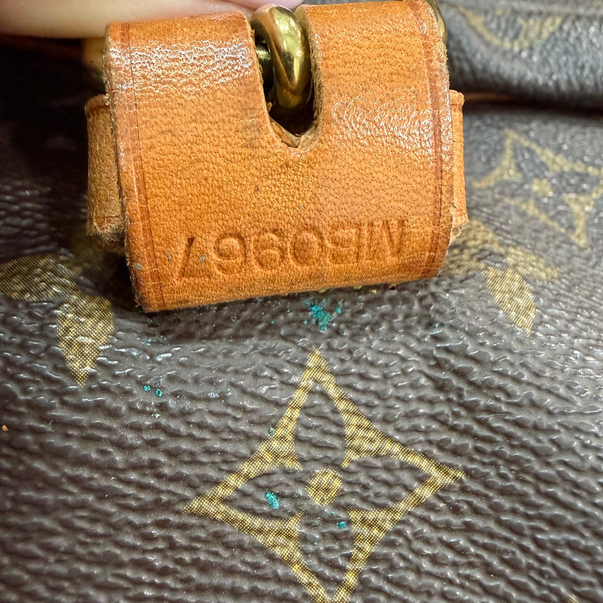 #107 LOUIS VUITTON Saumur 35 Messenger