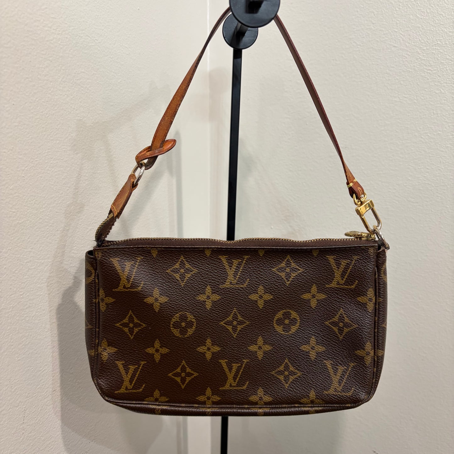 8912 LOUIS VUITTON Monogram Pochette