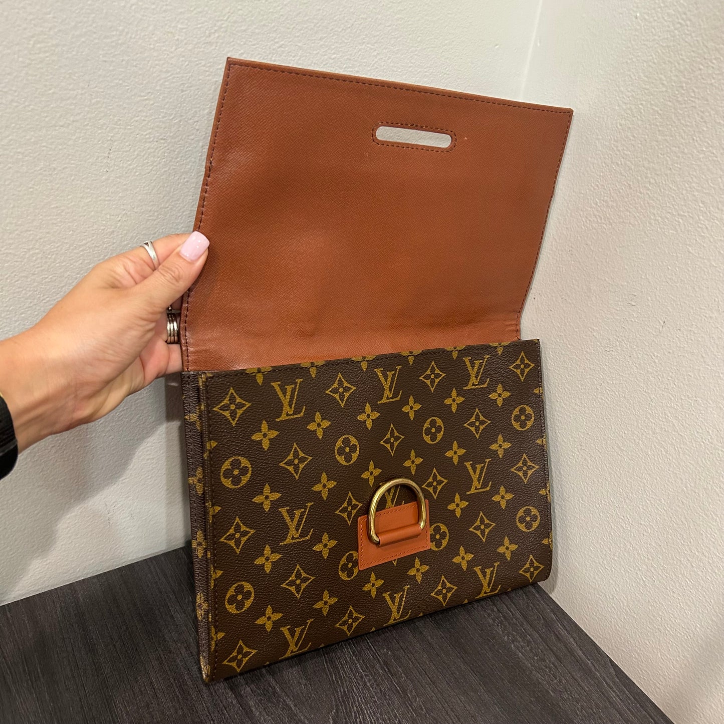 1072 LOUIS VUITTON Clutch