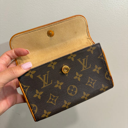 #3213 LOUIS VUITTON Monogram Pochette