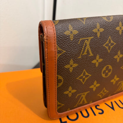 #8242 LOUIS VUITTON Monogram Dame 26 with Removable Chain