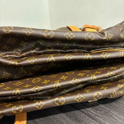 #339 LOUIS VUITTON Saumur 43 Messenger