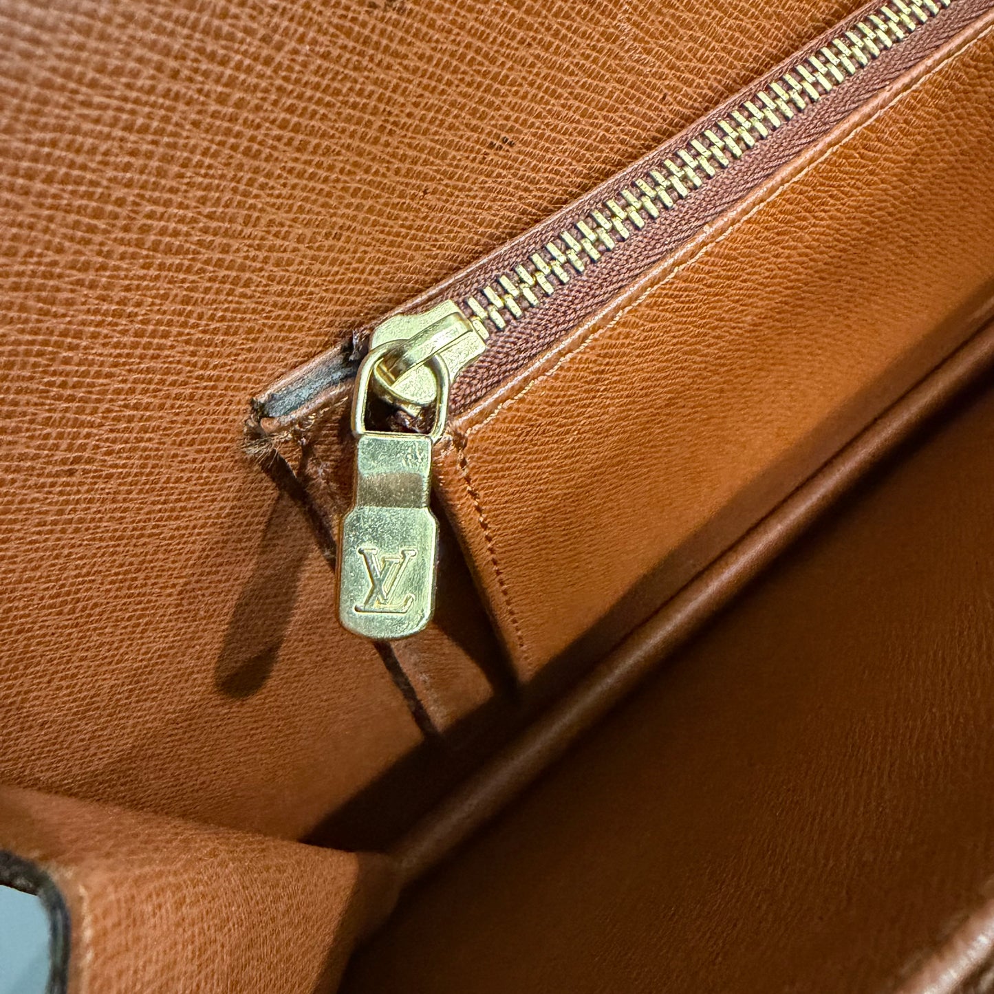 BF-05 LOUIS VUITTON Monogram Courcelles Clutch