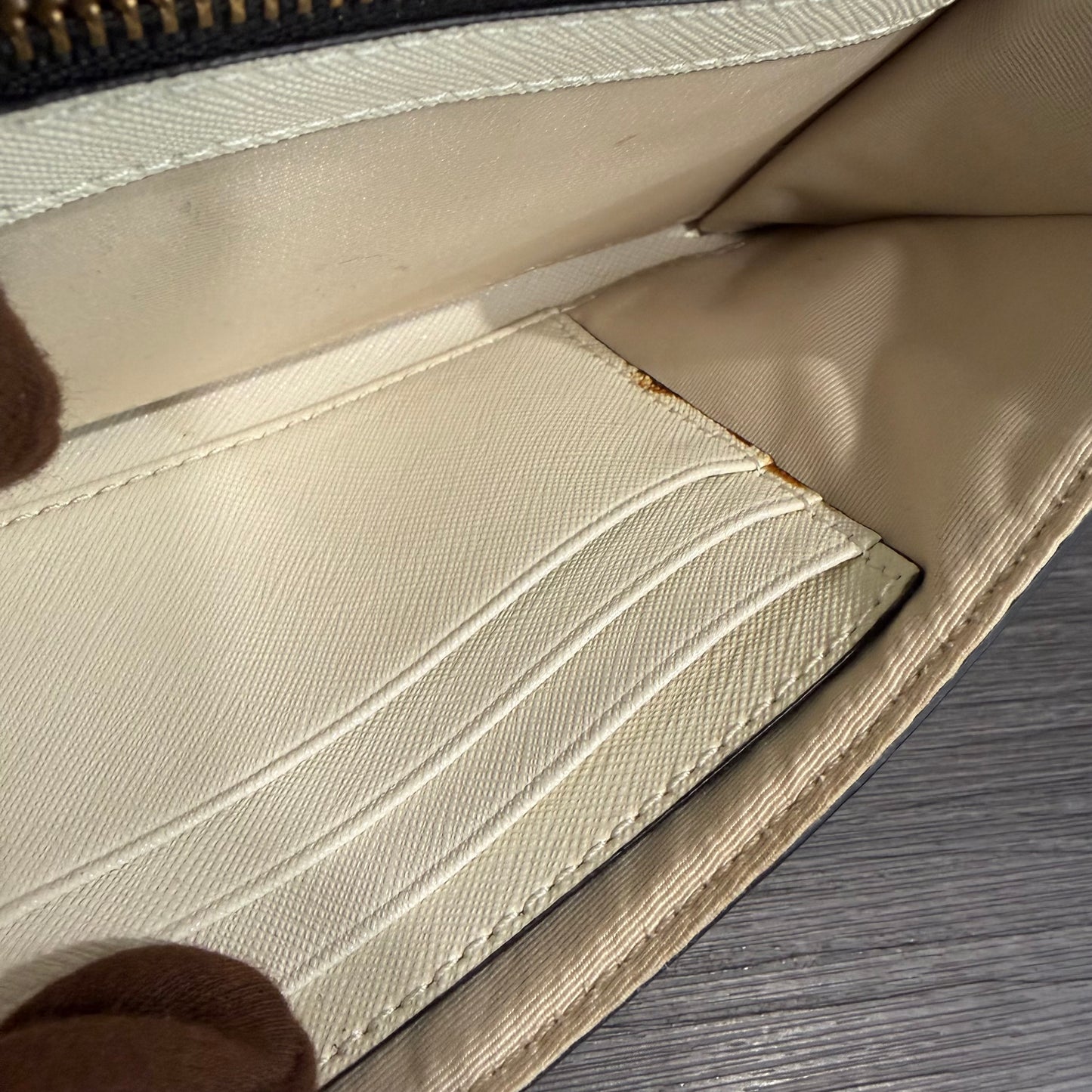 1215-06 MARC JACOBS Leather Snapshot Crossbody Wallet