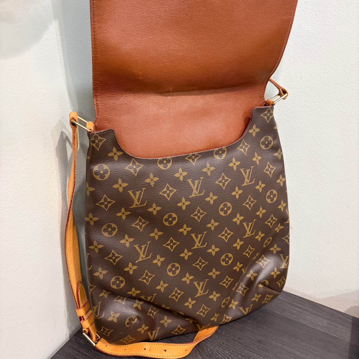 #8261 LOUIS VUITTON Musette GM