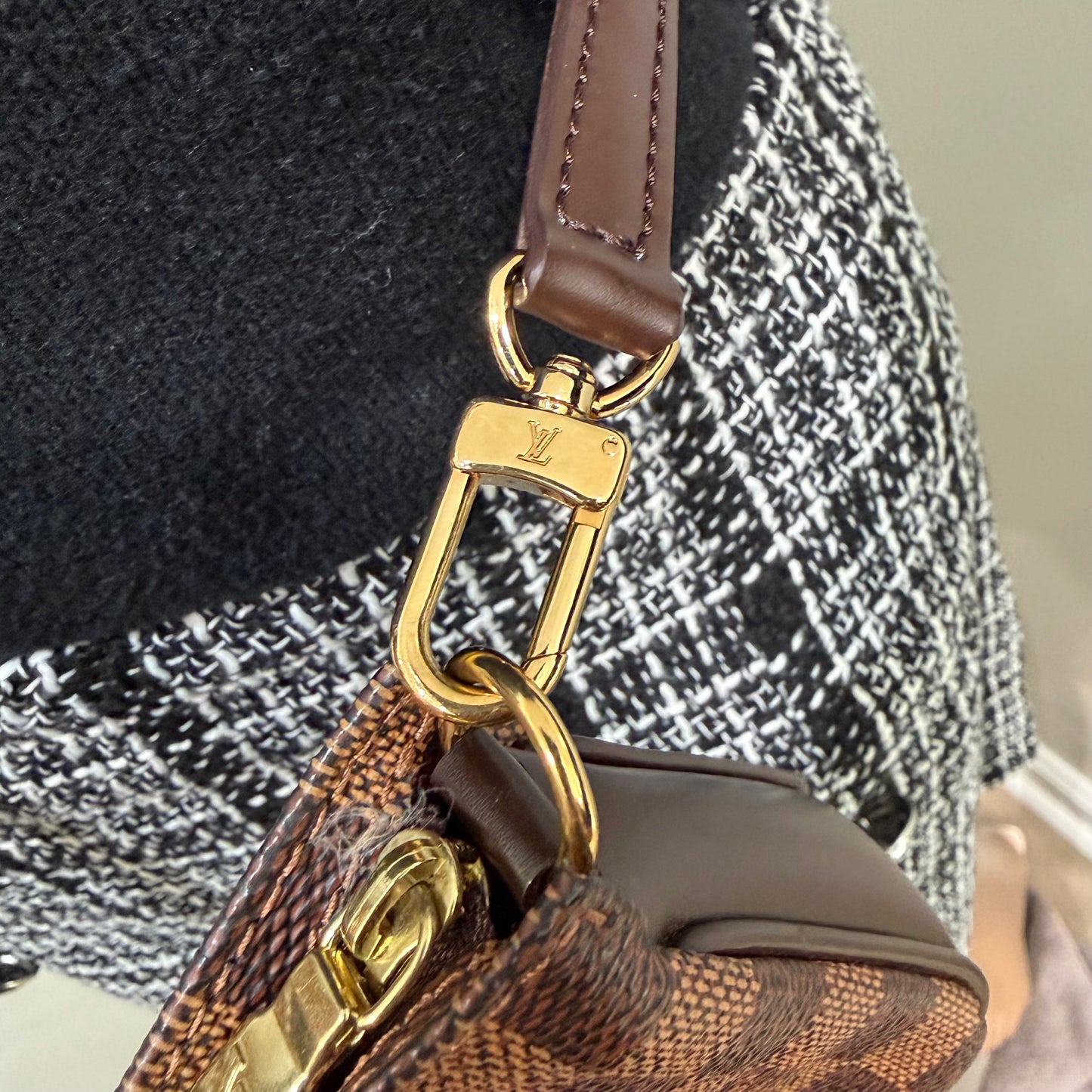 #8206 LOUIS VUITTON Damier Crossbody