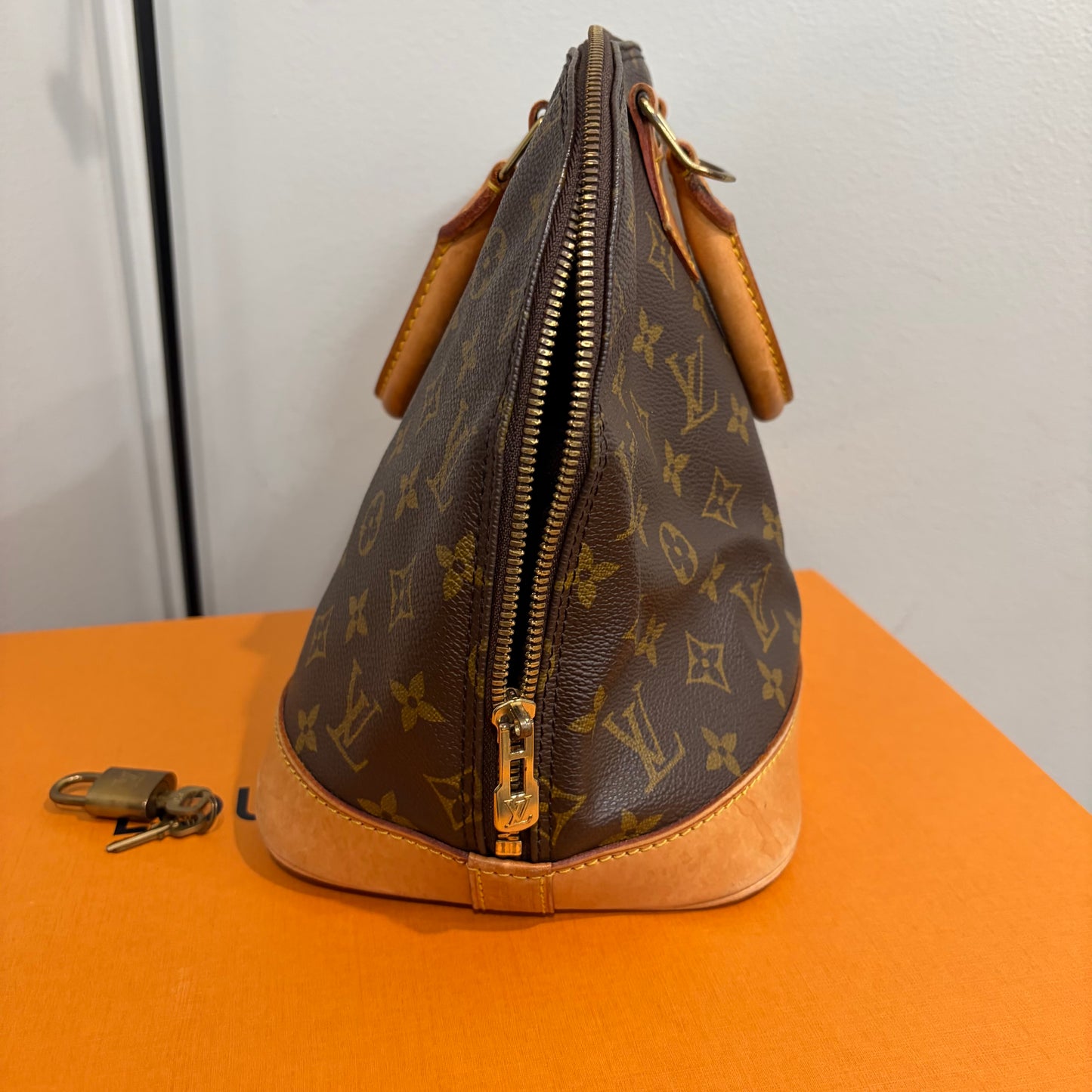 #8250 LOUIS VUITTON Alma PM