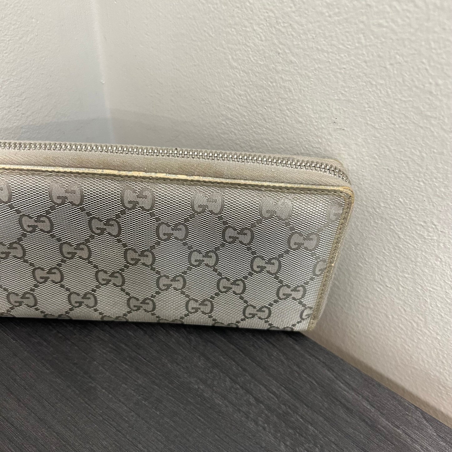 #207 GUCCI  Zip Wallet