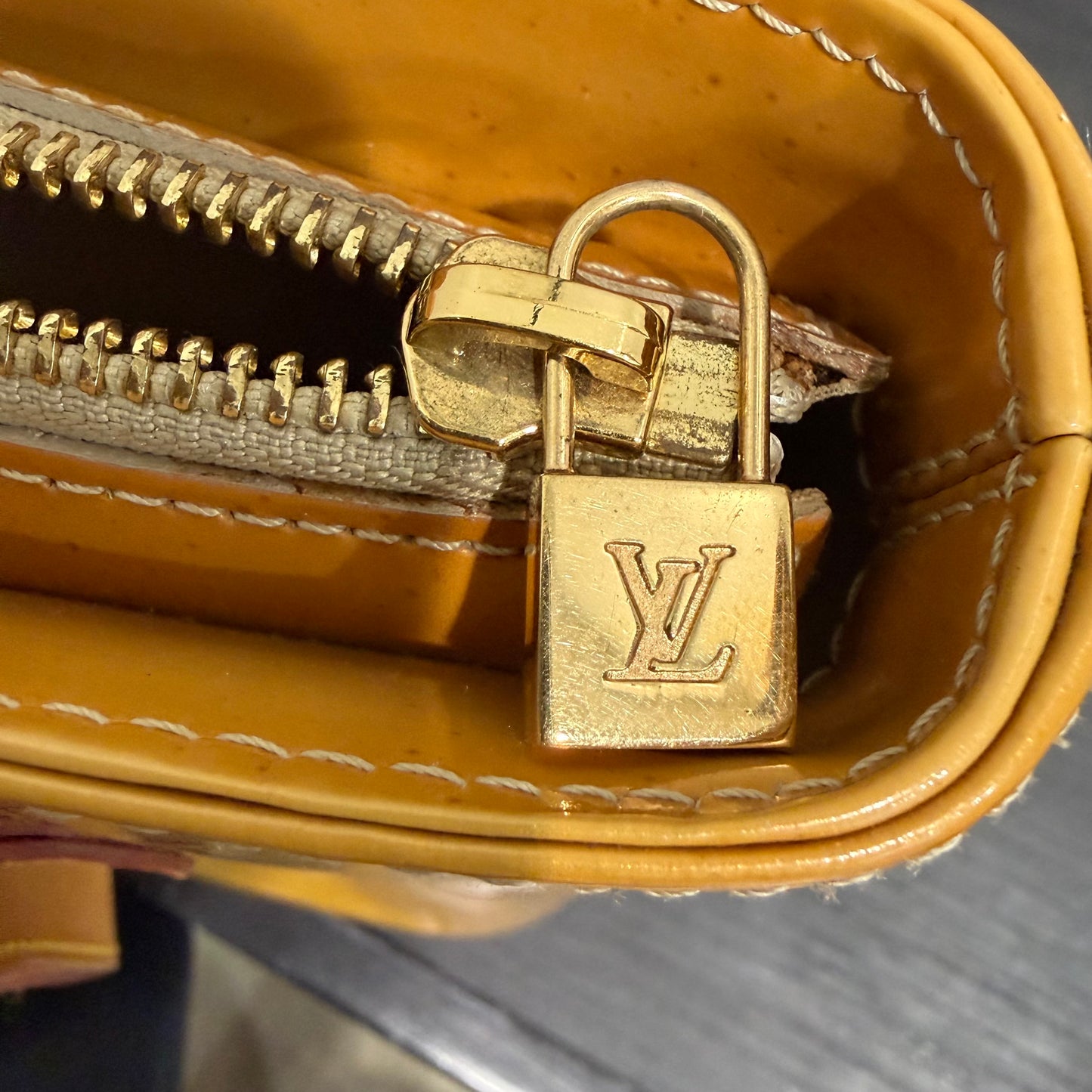 8856 LOUIS VUITTON Yellow Ombre Vernis Houston Tote