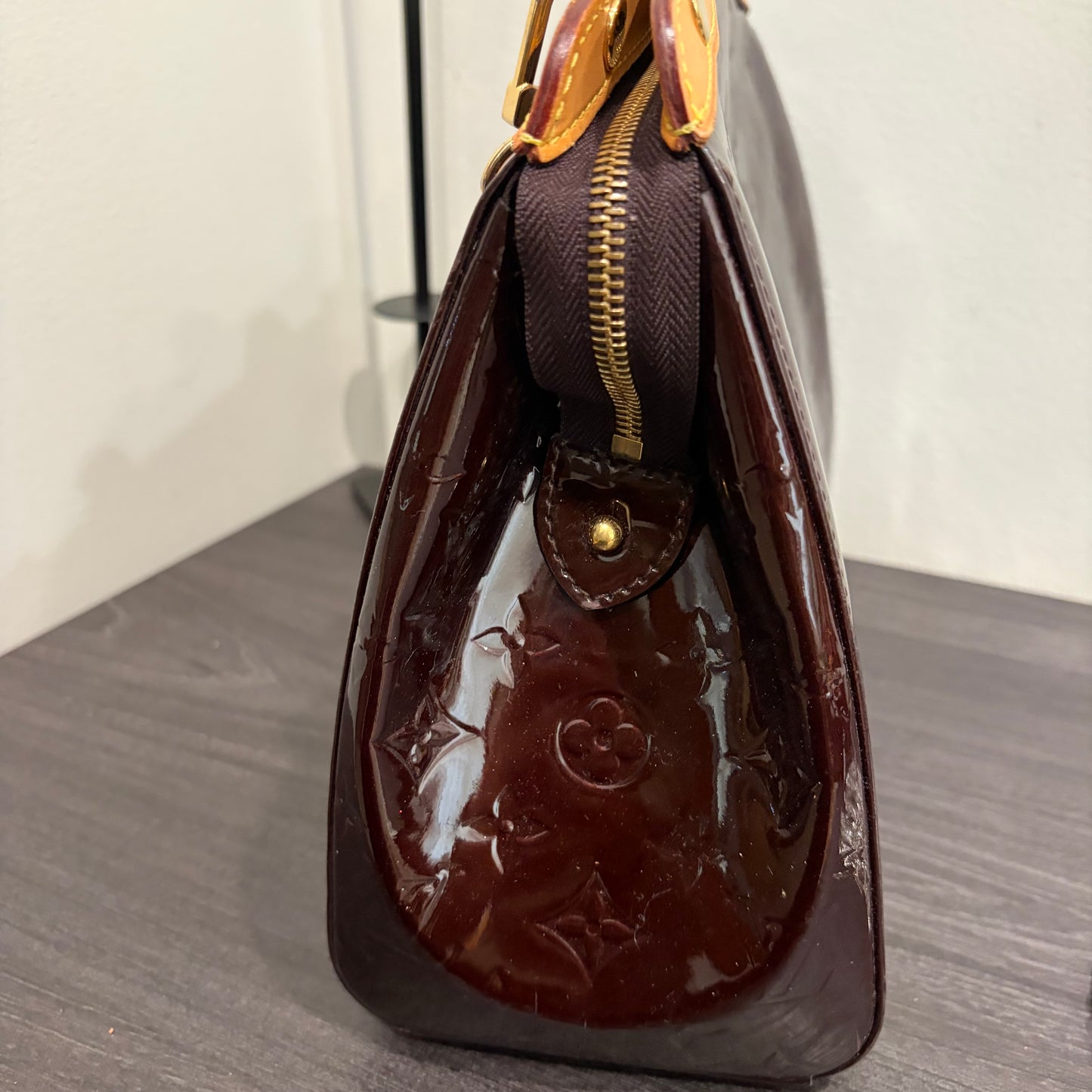 #8241 LOUIS VUITTON Amarante  Vernis Brea MM