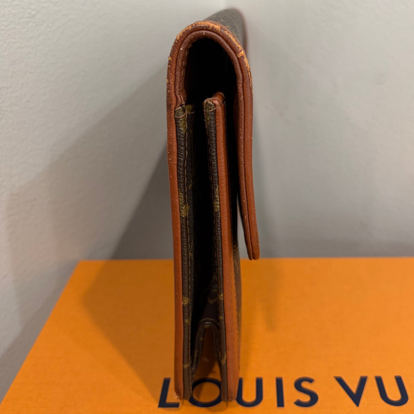 #1101-08 LOUIS VUITTON Monogram Dame 28 with Removable Chain