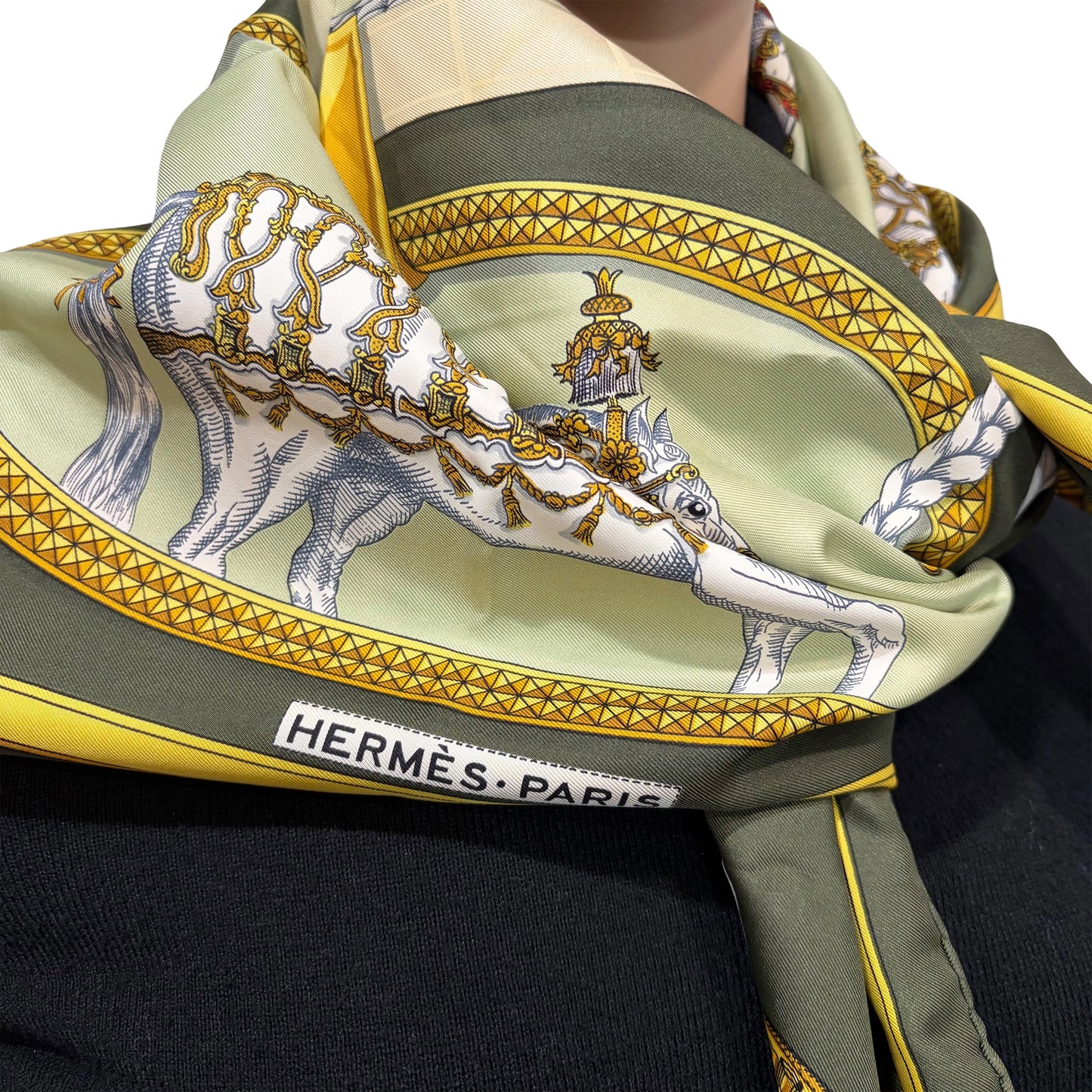 #8232 HERMES 90cm Silk Grand Apparat Scarf