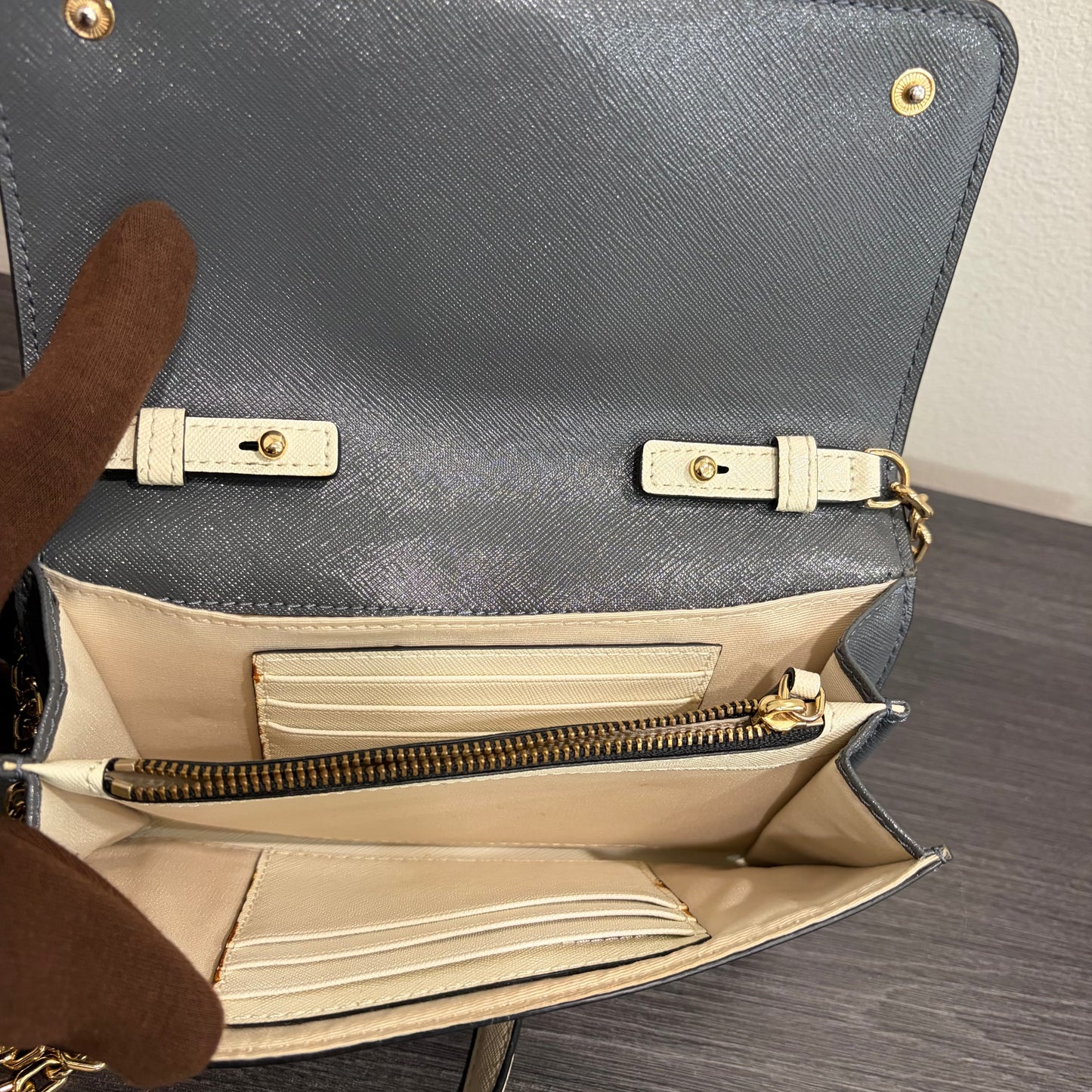 1215-06 MARC JACOBS Leather Snapshot Crossbody Wallet