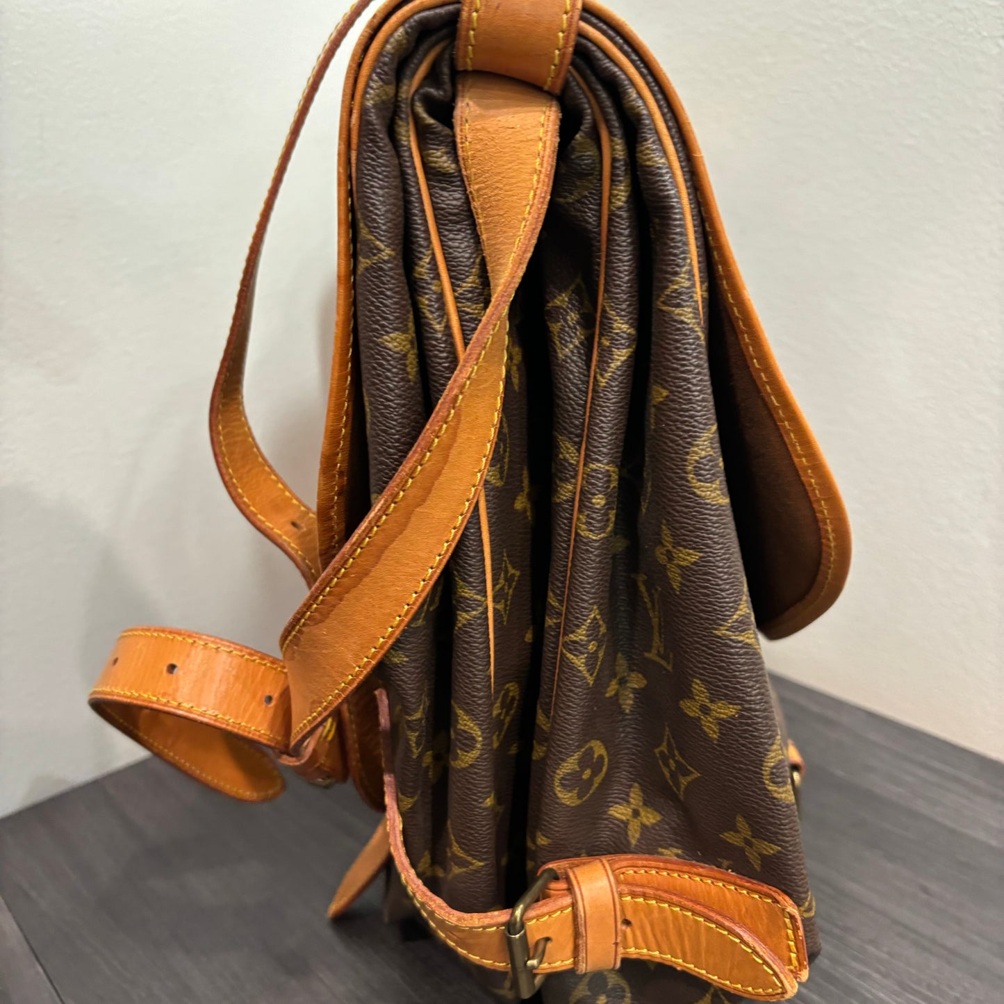 #320 LOUIS VUITTON Saumur 43